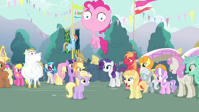 File:Townsponies congratulating Rarity S4E13.png