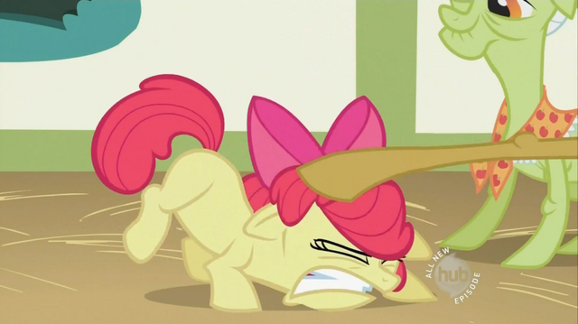 File:Apple Strudel pets Apple Bloom S2E12.png