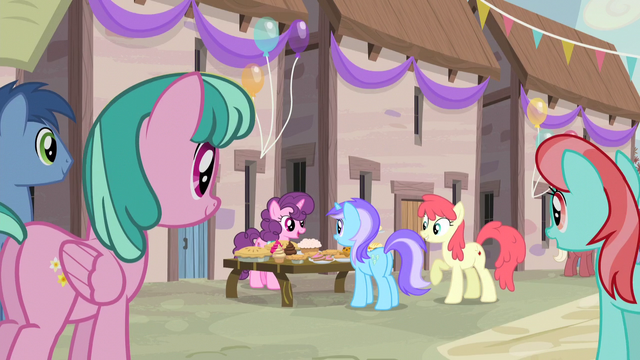 File:Sugar Belle serving baked goods S5E2.png