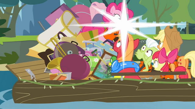 File:Pinkie Pie taking a picture S4E09.png