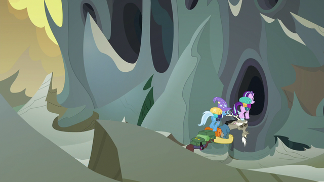 File:Trixie and Starlight using Discord as a bridge S6E25.png
