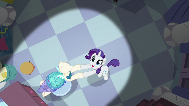 File:Rarity dancing with a mannequin S5E14.png