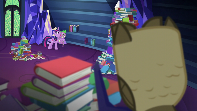 File:Twilight and Spike look at the books S5E22.png