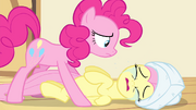 S04E14 Fluttershy płacze przez Pinkie.png