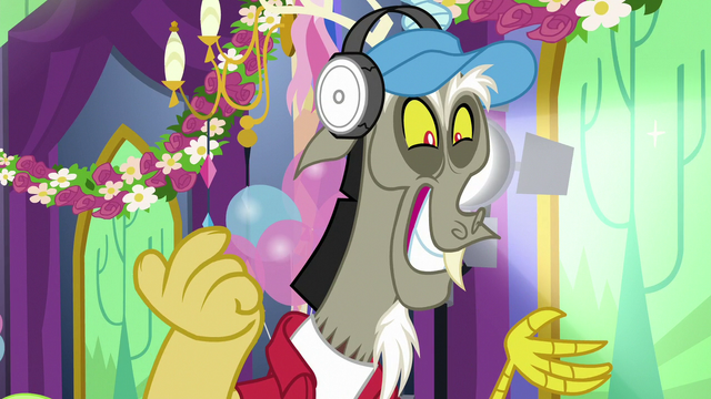 File:Discord with a big excited grin S7E1.png