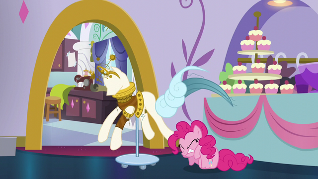 File:Pinkie falls down S5E14.png