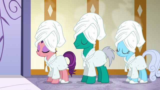 File:Spoiled, Buddy, and Shoeshine still waiting in line S6E10.png