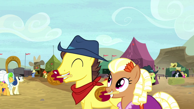 File:Appleloosa ponies enjoying caramel apples S5E6.png