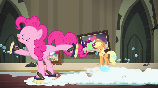 File:Pinkie Pie "no, the other left!" S4E06.png