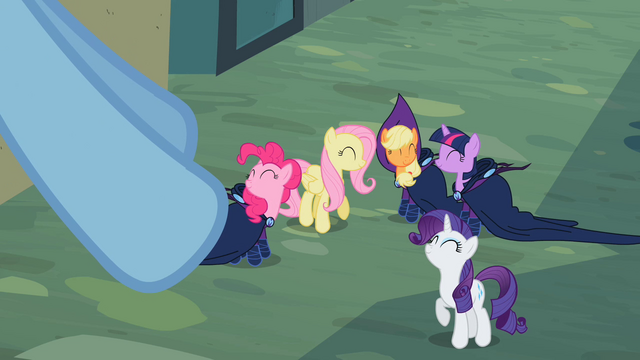 File:Rainbow Dash's friends S2E08.png