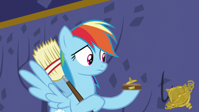 File:A piece of Rainbow's trophy falls out S5E11.png