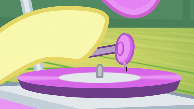 File:Fluttershy turns on a record player S7E5.png