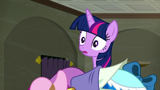 File:Twilight Sparkle gasping S6E9.png