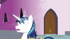 Shining Armor's helmet disappears S4E26