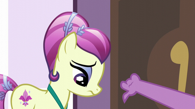 File:Spike giving Fleur de Verre a thumbs-down S5E10.png