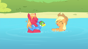 Applejack e Big Mac brincando na água T4E20.png