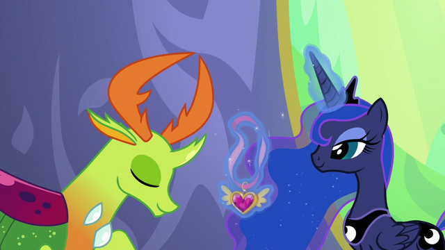 File:Princess Luna giving Thorax his medal S7E1.png