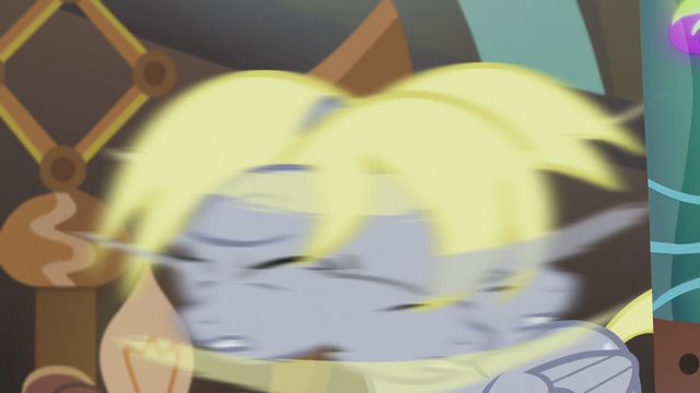 File:Derpy shakes her head S5E9.png