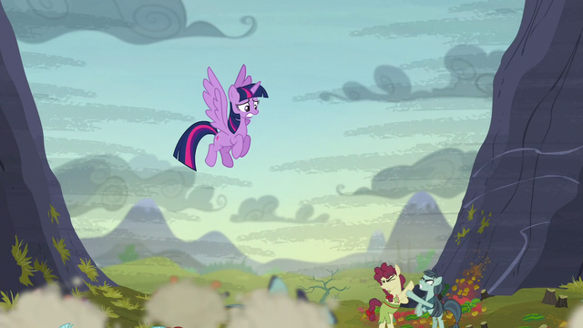 File:Twilight looking down at the fighting S5E23.png