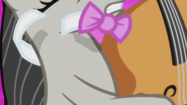 File:Octavia Melody's bow tie snaps S5E9.png