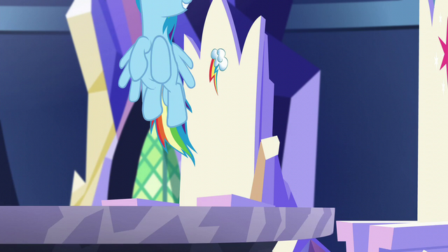 File:Rainbow flies up S5E19.png
