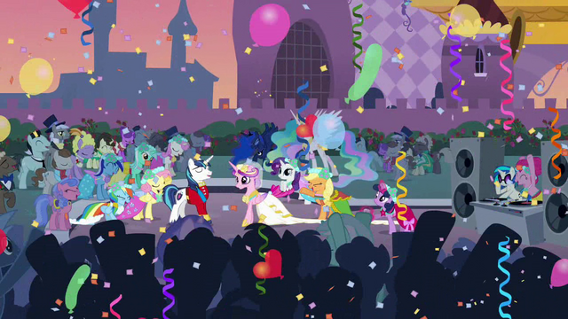 File:Luna dancing S02E26.png