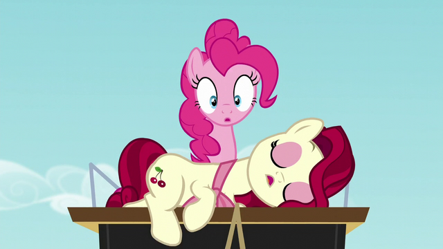 File:Pinkie sees something S5E11.png