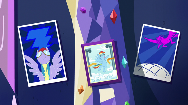File:Rainbow Dash's decorations S5E3.png