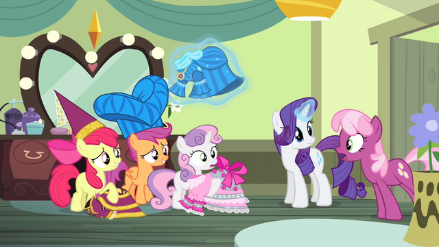 File:Cheerilee informs the CMC S4E19.png