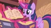 S04E11 Twilight szuka w książkach informacji o chorobie.png