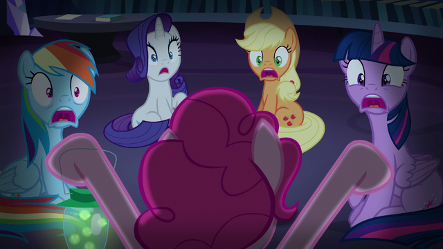 File:Pinkie's friends screaming S5E21.png