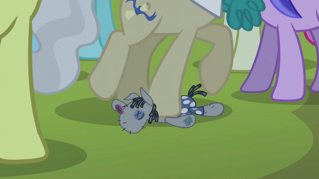 File:Mayor stepping on Smarty Pants S2E03.png