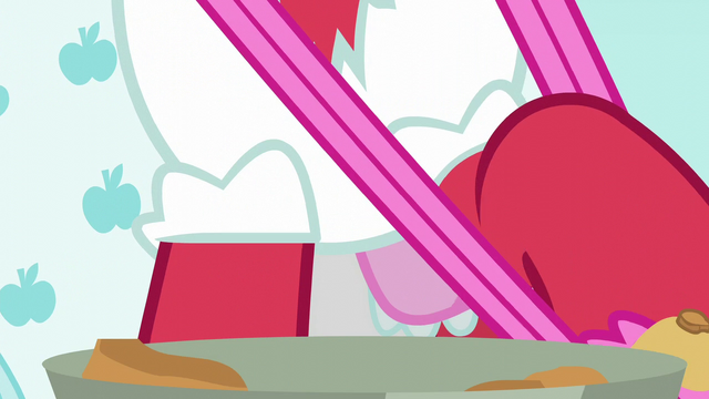 File:Orchard Blossom pulls off her collar S5E17.png