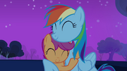 S03E06 Rainbow i Scootaloo pod koniec odcinka.png