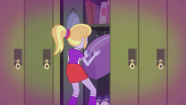 File:Unnamed girl struggling with her locker EG2.png