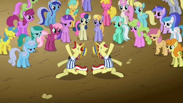 Plik:1000px-Ponies watching Flim and Flam S2E15.png