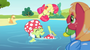 Applejack vê Vovó brincando com Apple Bloom T4E20.png