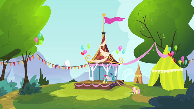 File:Fluttershy walking towards the stage S4E14.png
