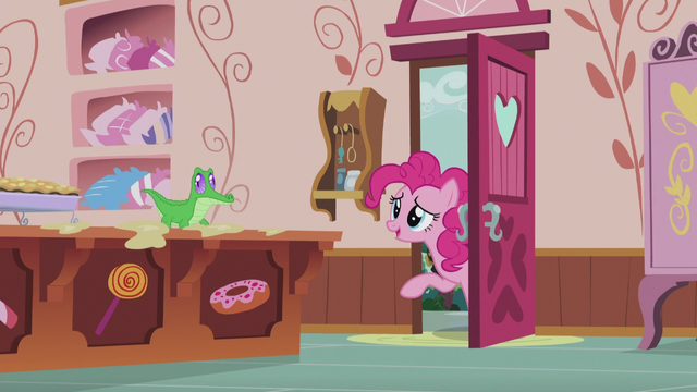 File:Pinkie at the door "Could you take over for a bit?" S5E8.png