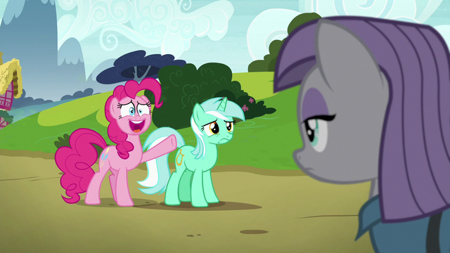 File:Pinkie presenting a "Lyra-shaped rock" S7E4.png