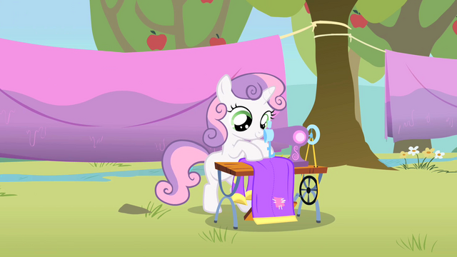 File:Sweetie Belle sewing S1E18.png
