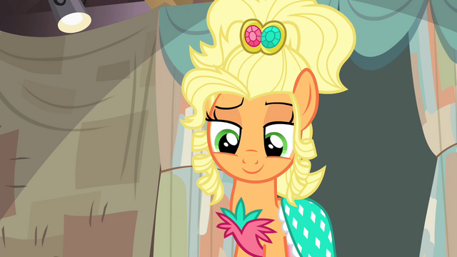 File:Applejack smirking S4E13.png