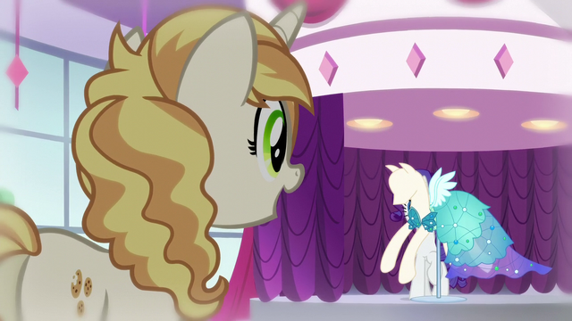File:Pony sees dress S5E14.png