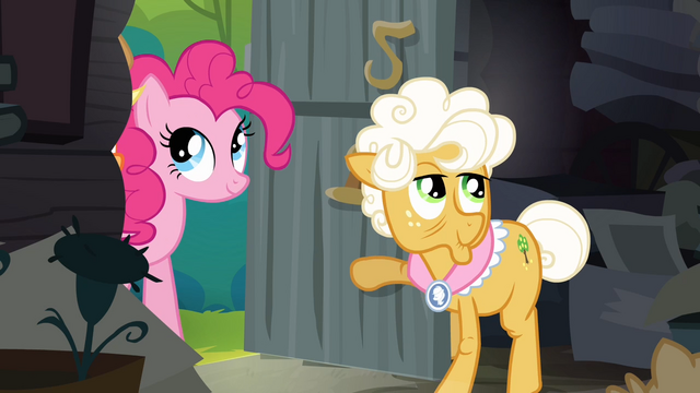 File:Pinkie Pie enters Goldie's house S4E09.png