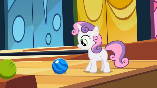 File:Sweetie Belle Bowling 1 S2E6.png