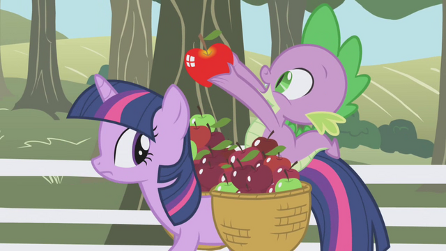 File:Spike holding up a shiny apple S01E03.png