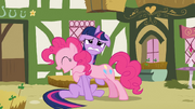 Pinkie abraza a Twilight alrededor de su cuello.png