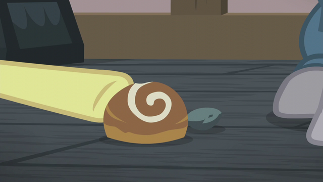 File:Apple Bloom gives Boulder a sweet bun S5E20.png