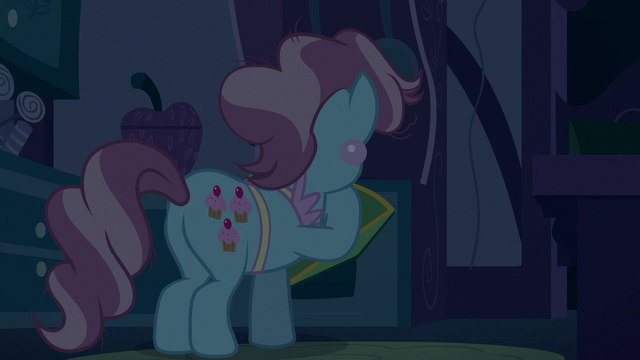 File:Mrs. Cake eating noisily in the corner S6E15.png