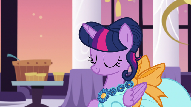 File:Twilight Sparkle thanking Discord S5E7.png